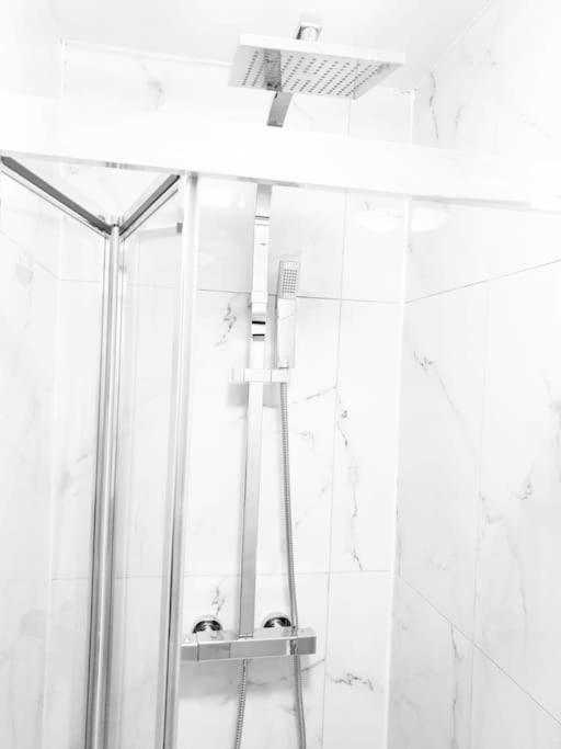 Ensuite With Kitchen Stunning Double-Bed Room In Zone 2 London Exterior photo